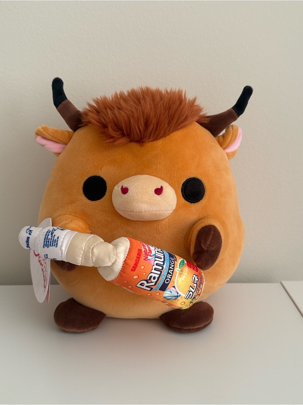 NWT Zuru Snackles 8” Robbie the Highland Cow holding orange ramune
